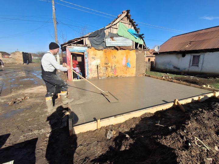 Romahaus 25 Beton wird glattgezogen.jpeg